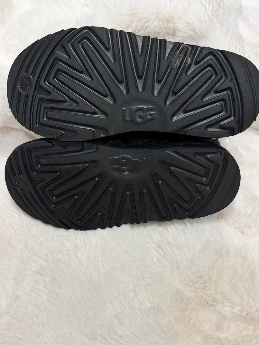 EUC* UGG Neumel II Graphic Stitch sz 2